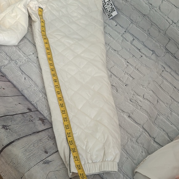 New with tags. Future collective kahlana Barfield size large - Picture 9 of 9